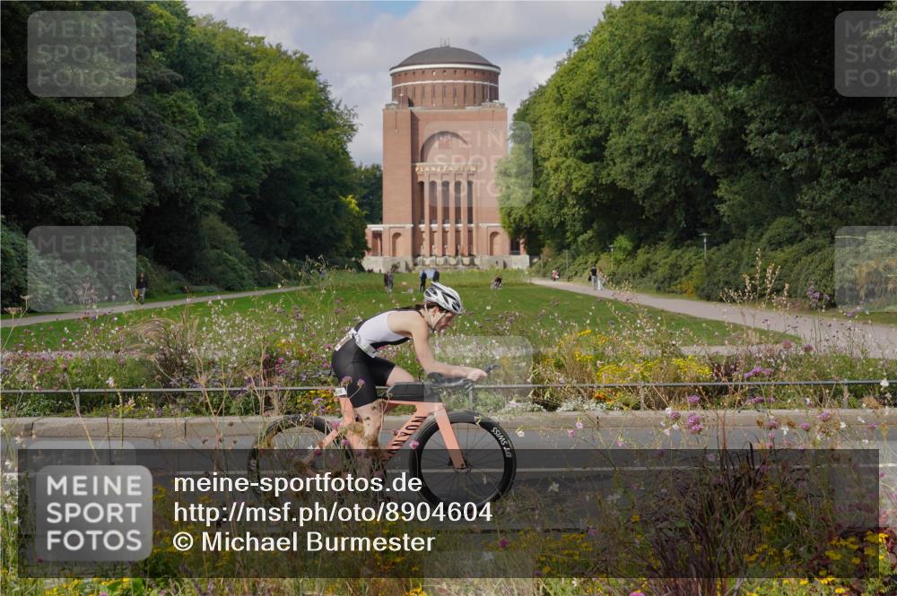 14.09.2025 - Stadtparktriathlon Michael Burmester http://msf.ph/oto/8904604 14.09.2025 11:34:23 Radfahren 934, 935 meine-sportfotos.de
