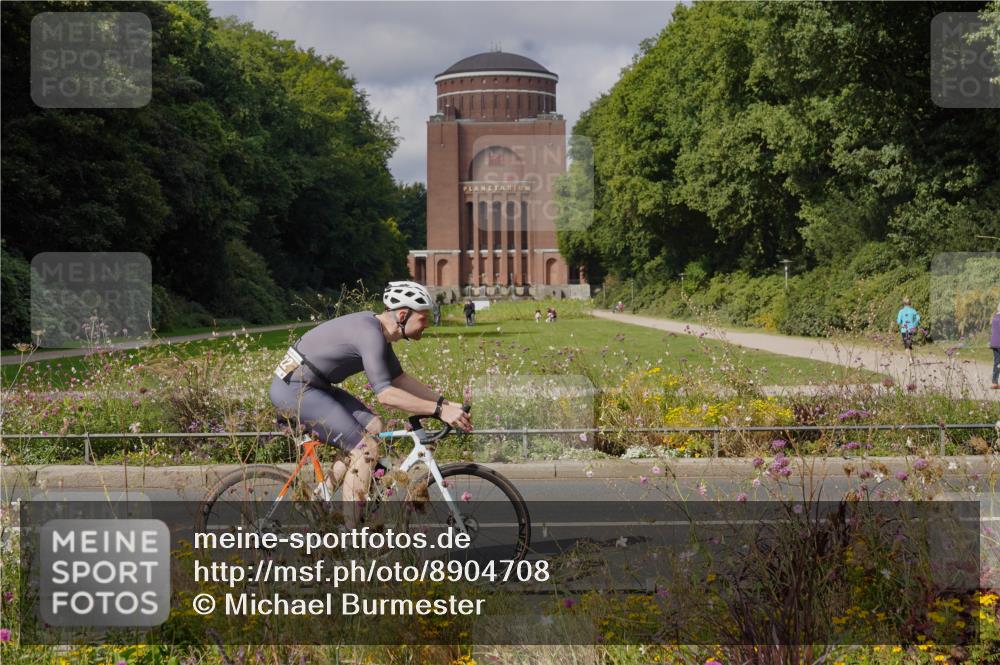 14.09.2025 - Stadtparktriathlon Michael Burmester http://msf.ph/oto/8904708 14.09.2025 11:40:05 Radfahren 822, 945, 1053, 1056 meine-sportfotos.de