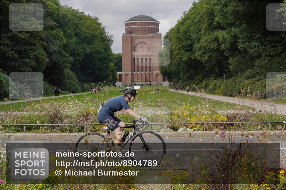 14.09.2025 - Stadtparktriathlon Michael Burmester http://msf.ph/oto/8904789 14.09.2025 11:44:11 Radfahren 925, 996, 1027, 1115 meine-sportfotos.de