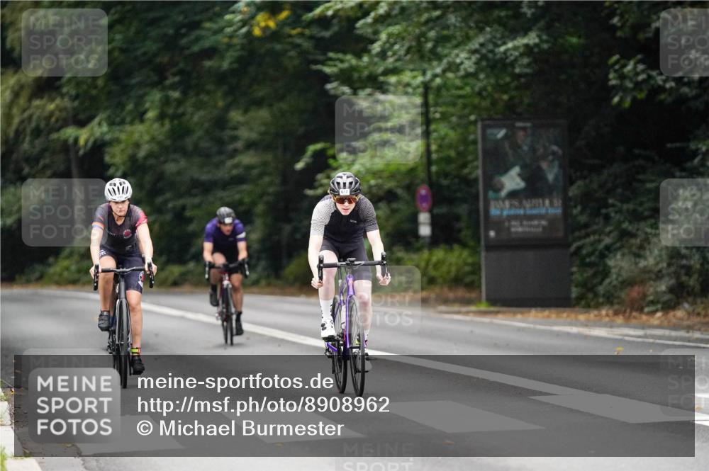 14.09.2025 - Stadtparktriathlon Michael Burmester http://msf.ph/oto/8908962 14.09.2025 09:52:27 Radfahren 448, 549, 574, 608, 617 meine-sportfotos.de