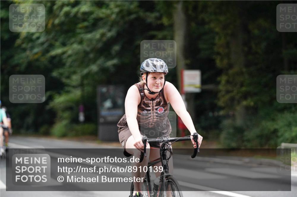 14.09.2025 - Stadtparktriathlon Michael Burmester http://msf.ph/oto/8910139 14.09.2025 10:29:05 Radfahren 532, 565, 581, 655, 688, 702, 721 meine-sportfotos.de