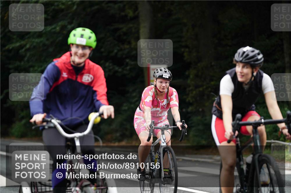 14.09.2025 - Stadtparktriathlon Michael Burmester http://msf.ph/oto/8910156 14.09.2025 10:29:36 Radfahren 566, 582, 648, 691 meine-sportfotos.de