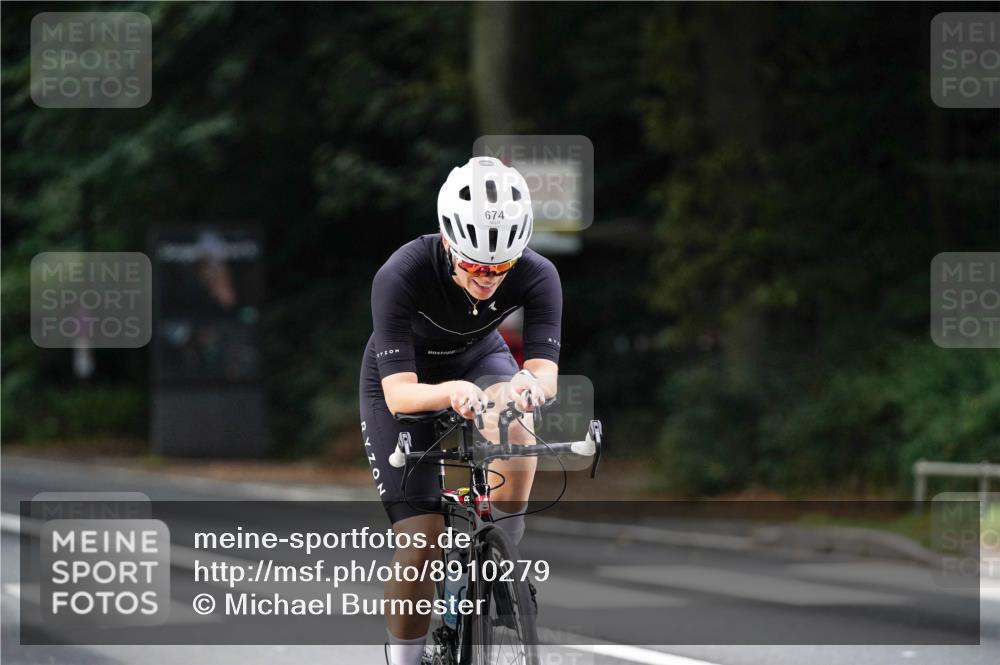 14.09.2025 - Stadtparktriathlon Michael Burmester http://msf.ph/oto/8910279 14.09.2025 10:33:50 Radfahren 557, 638, 665, 674, 735 meine-sportfotos.de