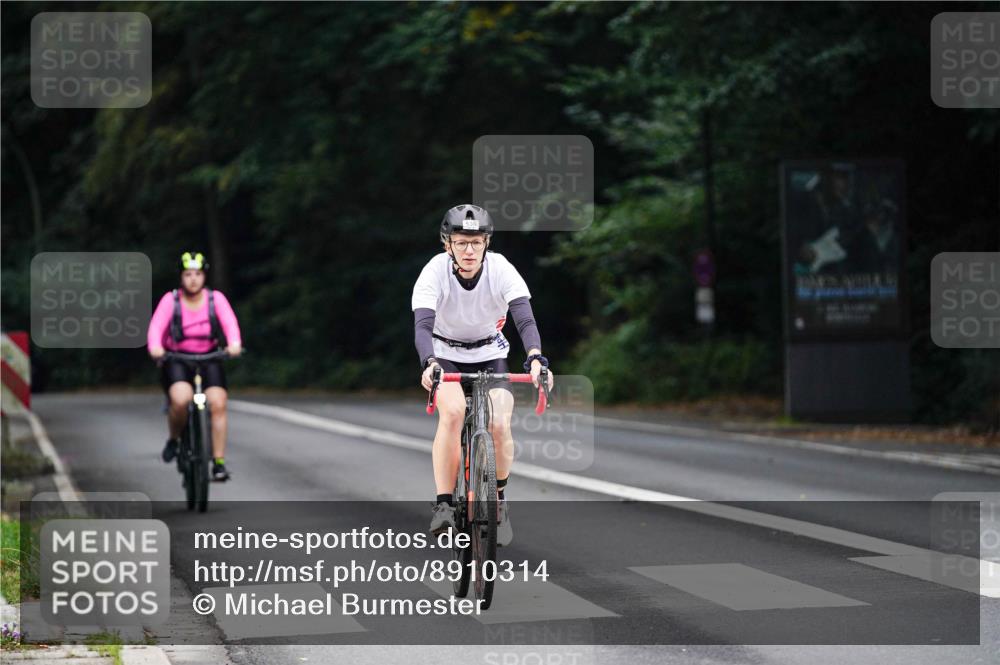 14.09.2025 - Stadtparktriathlon Michael Burmester http://msf.ph/oto/8910314 14.09.2025 10:35:10 Radfahren 536, 671, 679 meine-sportfotos.de