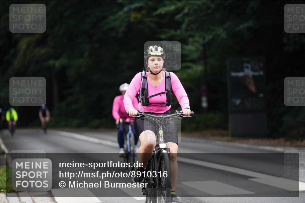 14.09.2025 - Stadtparktriathlon Michael Burmester http://msf.ph/oto/8910316 14.09.2025 10:35:14 Radfahren 536, 671, 679 meine-sportfotos.de