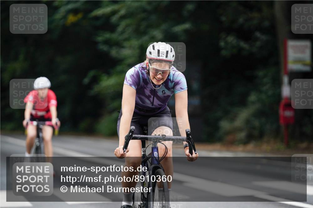 14.09.2025 - Stadtparktriathlon Michael Burmester http://msf.ph/oto/8910360 14.09.2025 10:36:35 Radfahren 686, 717, 720, 817 meine-sportfotos.de