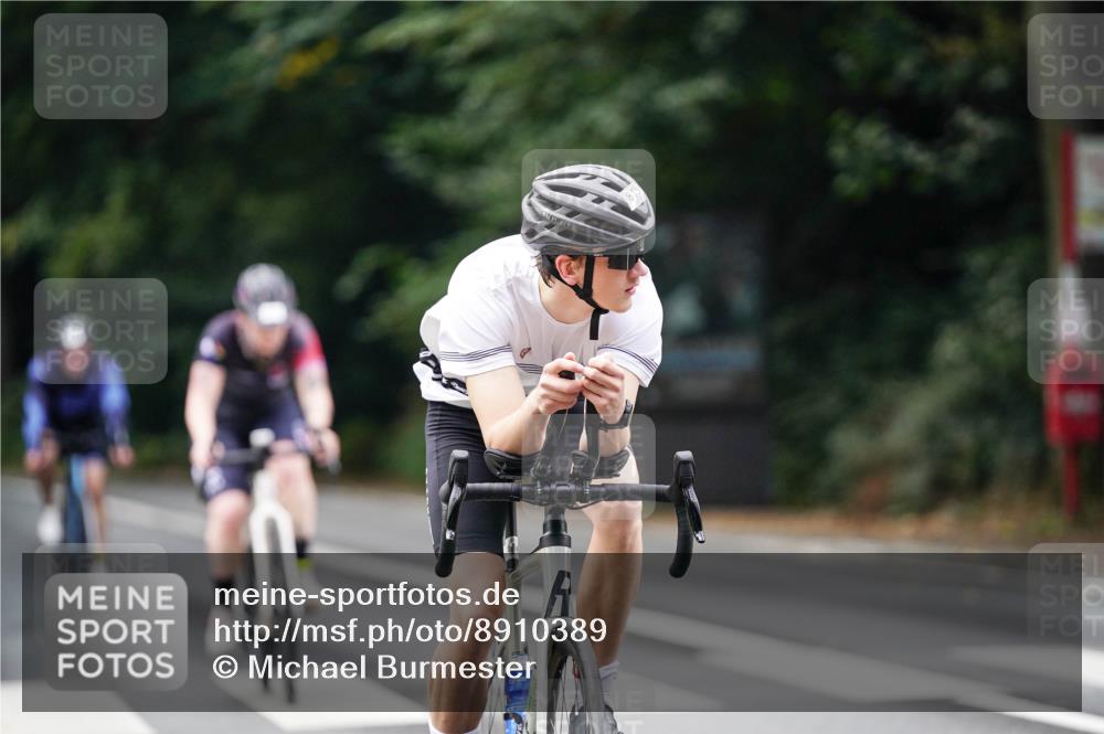 14.09.2025 - Stadtparktriathlon Michael Burmester http://msf.ph/oto/8910389 14.09.2025 10:37:15 Radfahren 518, 667, 691, 761, 785, 813 meine-sportfotos.de
