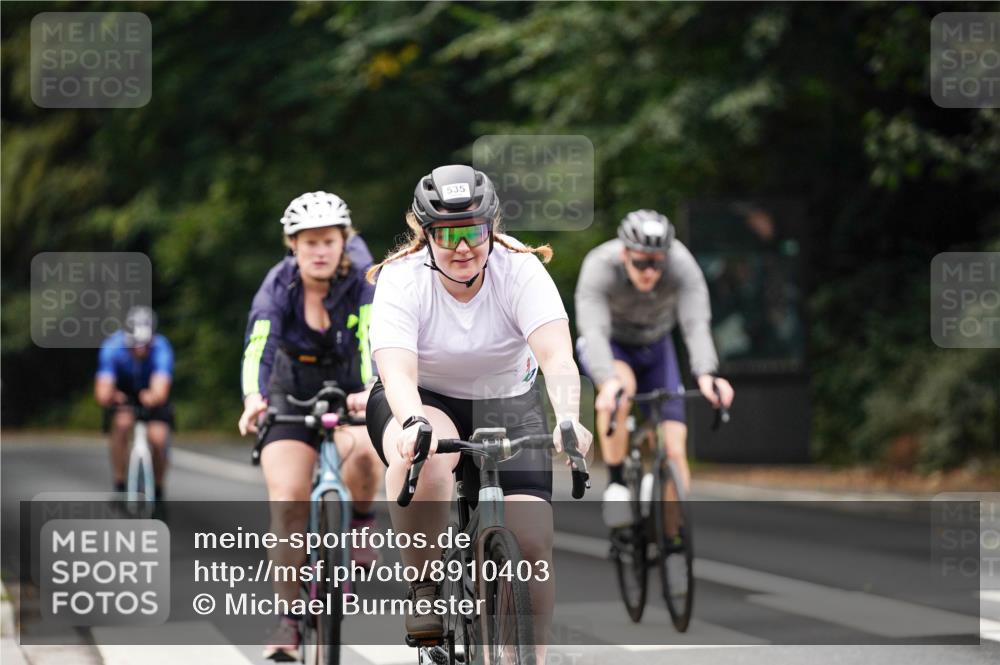 14.09.2025 - Stadtparktriathlon Michael Burmester http://msf.ph/oto/8910403 14.09.2025 10:37:32 Radfahren 535, 632, 685, 688, 702, 727, 743, 753 meine-sportfotos.de