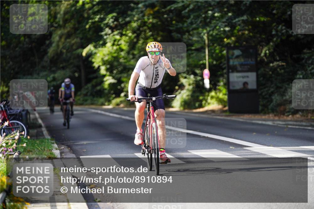 14.09.2025 - Stadtparktriathlon Michael Burmester http://msf.ph/oto/8910894 14.09.2025 10:56:20 Radfahren 645, 756, 760, 888 meine-sportfotos.de
