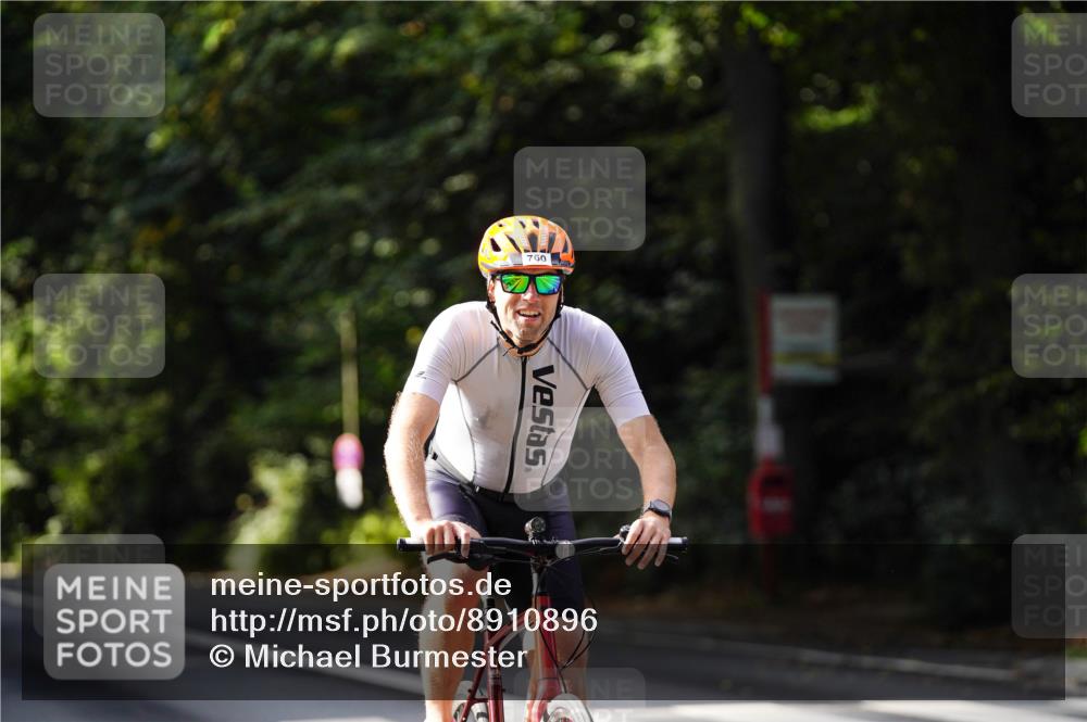 14.09.2025 - Stadtparktriathlon Michael Burmester http://msf.ph/oto/8910896 14.09.2025 10:56:20 Radfahren 645, 756, 760, 888 meine-sportfotos.de