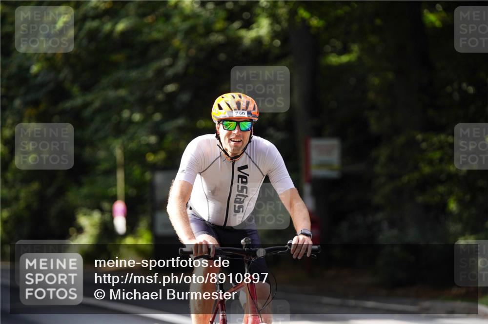 14.09.2025 - Stadtparktriathlon Michael Burmester http://msf.ph/oto/8910897 14.09.2025 10:56:21 Radfahren 645, 756, 760, 888 meine-sportfotos.de