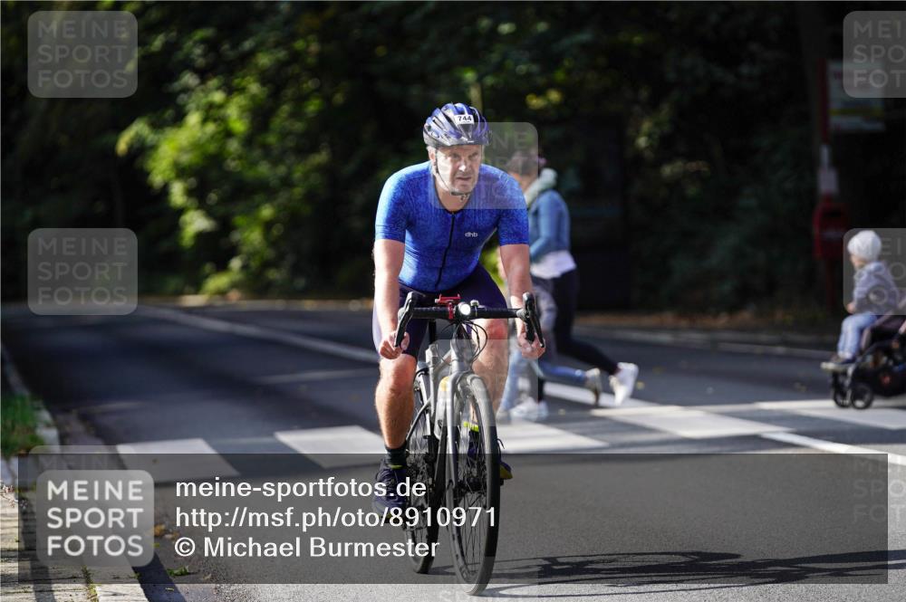 14.09.2025 - Stadtparktriathlon Michael Burmester http://msf.ph/oto/8910971 14.09.2025 10:57:41 Radfahren 744, 777, 833 meine-sportfotos.de