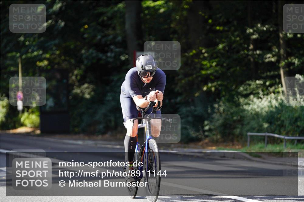 14.09.2025 - Stadtparktriathlon Michael Burmester http://msf.ph/oto/8911144 14.09.2025 11:01:40 Radfahren 728, 769, 880, 901 meine-sportfotos.de