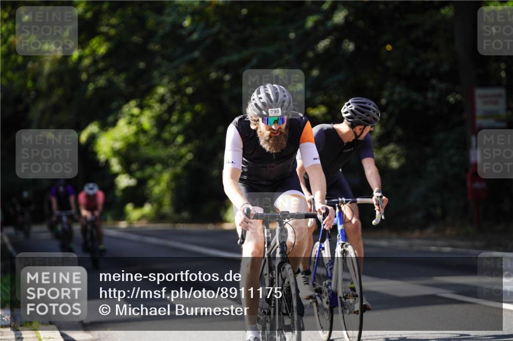 14.09.2025 - Stadtparktriathlon Michael Burmester http://msf.ph/oto/8911175 14.09.2025 11:02:07 Radfahren 729, 779, 780, 790, 822, 842, 868, 875, 900 meine-sportfotos.de