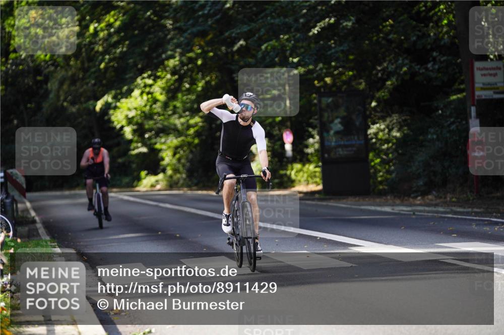 14.09.2025 - Stadtparktriathlon Michael Burmester http://msf.ph/oto/8911429 14.09.2025 11:08:21 Radfahren 758, 839, 878, 892, 915, 918 meine-sportfotos.de