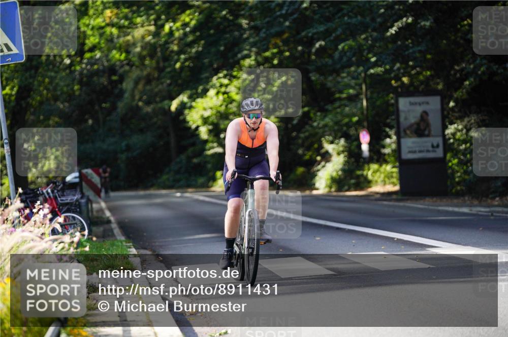 14.09.2025 - Stadtparktriathlon Michael Burmester http://msf.ph/oto/8911431 14.09.2025 11:08:24 Radfahren 758, 839, 878, 918 meine-sportfotos.de