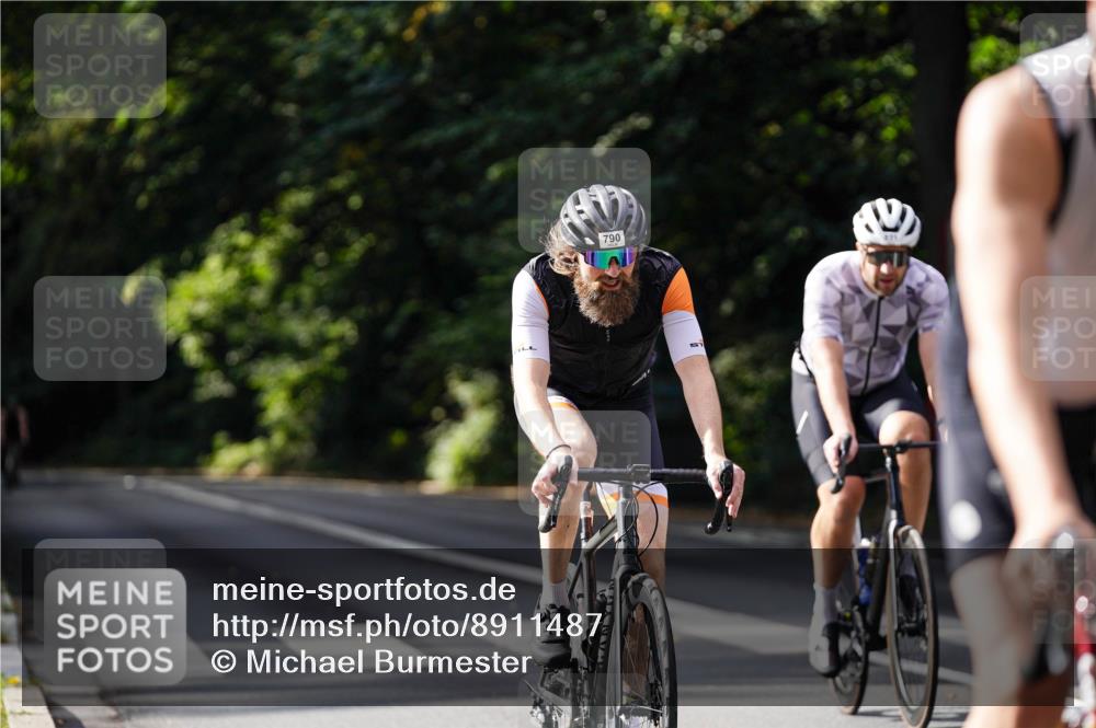 14.09.2025 - Stadtparktriathlon Michael Burmester http://msf.ph/oto/8911487 14.09.2025 11:09:41 Radfahren 724, 780, 790, 831, 900 meine-sportfotos.de