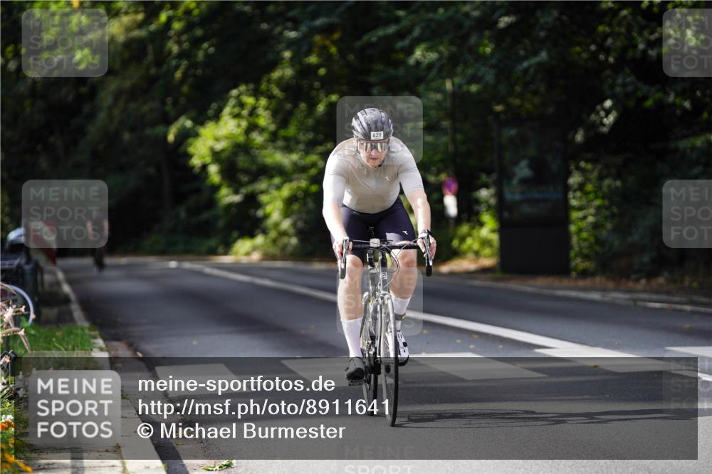 14.09.2025 - Stadtparktriathlon Michael Burmester http://msf.ph/oto/8911641 14.09.2025 11:14:52 Radfahren 820 meine-sportfotos.de