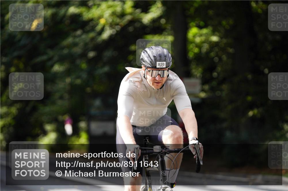 14.09.2025 - Stadtparktriathlon Michael Burmester http://msf.ph/oto/8911643 14.09.2025 11:14:53 Radfahren 820, 882 meine-sportfotos.de