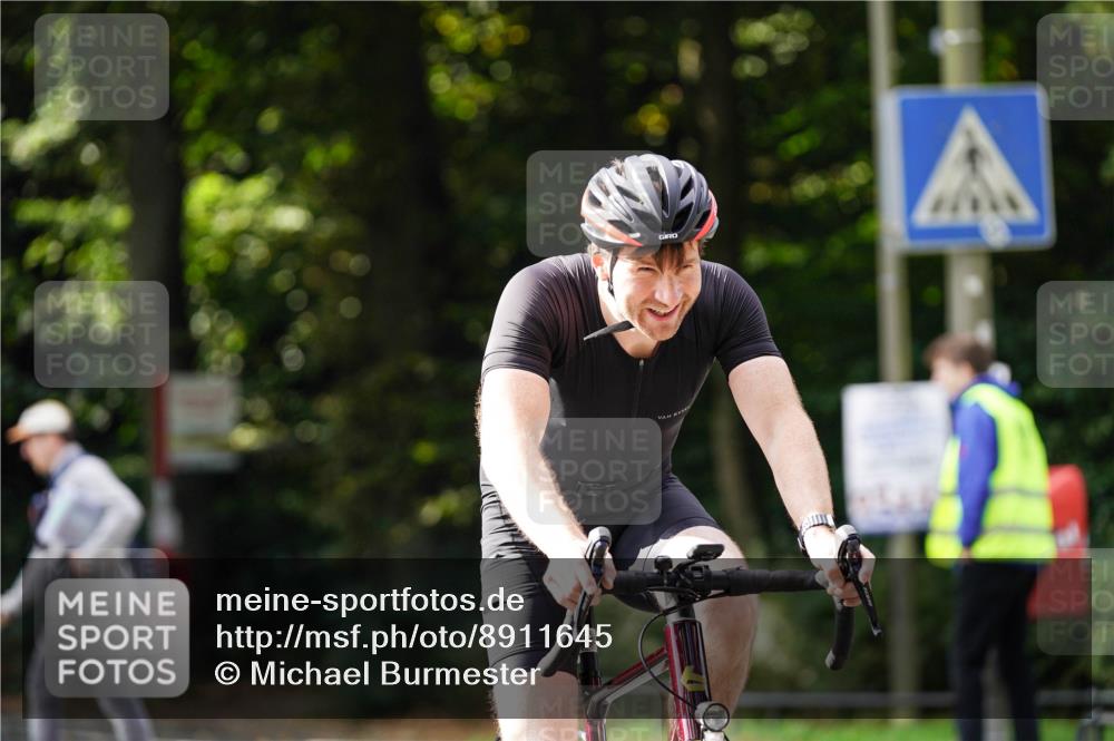 14.09.2025 - Stadtparktriathlon Michael Burmester http://msf.ph/oto/8911645 14.09.2025 11:15:02 Radfahren 882 meine-sportfotos.de