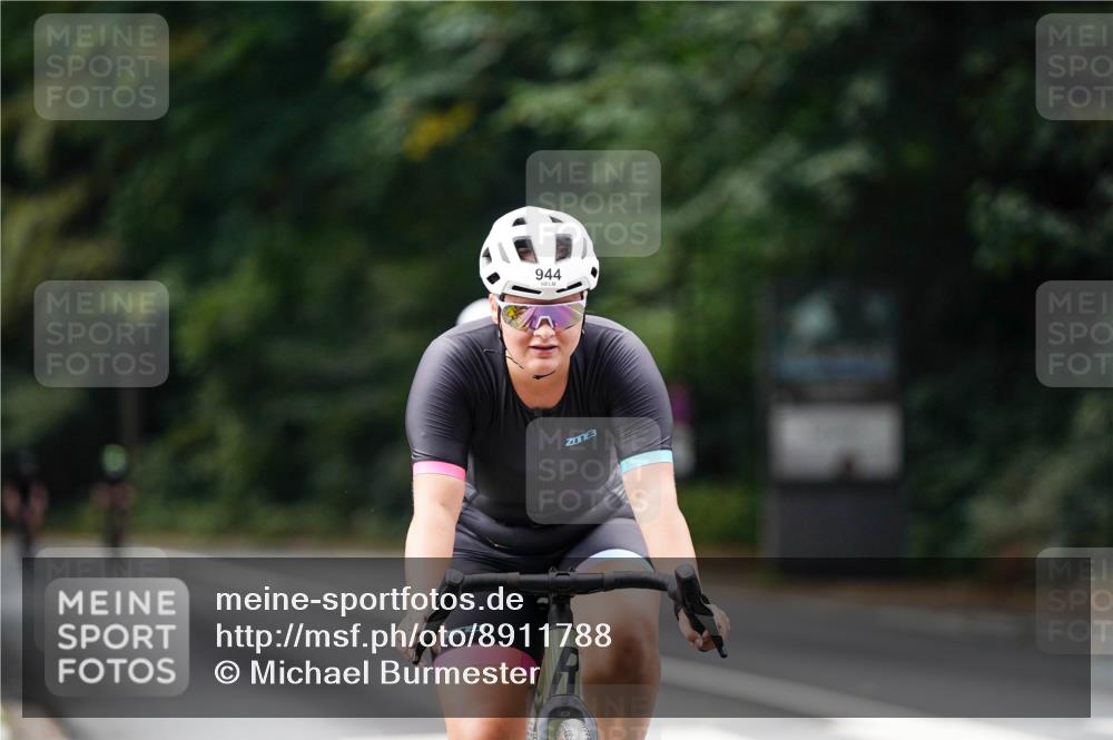 14.09.2025 - Stadtparktriathlon Michael Burmester http://msf.ph/oto/8911788 14.09.2025 11:19:39 Radfahren 854, 898, 944, 979 meine-sportfotos.de