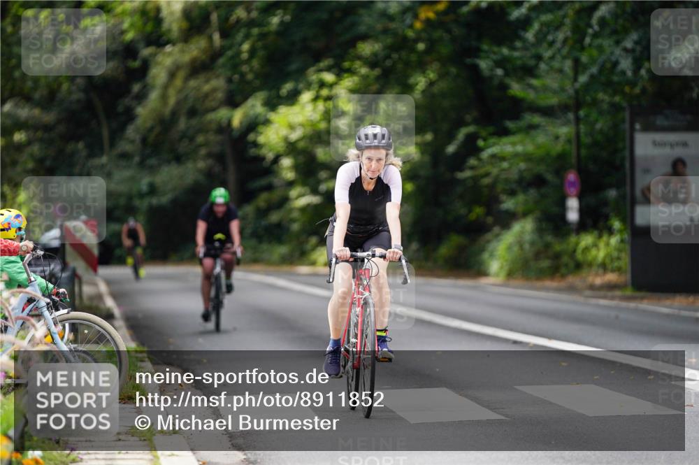 14.09.2025 - Stadtparktriathlon Michael Burmester http://msf.ph/oto/8911852 14.09.2025 11:20:56 Radfahren 937, 949, 989 meine-sportfotos.de