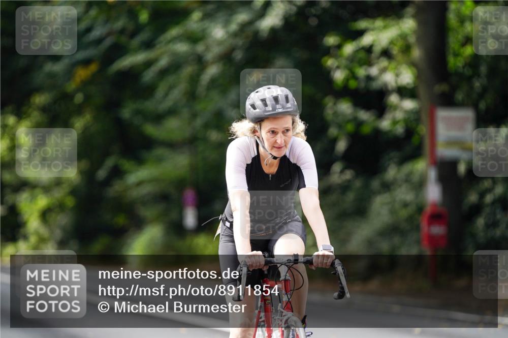 14.09.2025 - Stadtparktriathlon Michael Burmester http://msf.ph/oto/8911854 14.09.2025 11:20:57 Radfahren 937, 949 meine-sportfotos.de