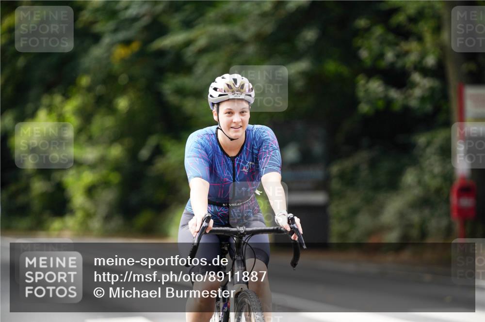 14.09.2025 - Stadtparktriathlon Michael Burmester http://msf.ph/oto/8911887 14.09.2025 11:21:50 Radfahren 828, 873, 927, 945, 981 meine-sportfotos.de