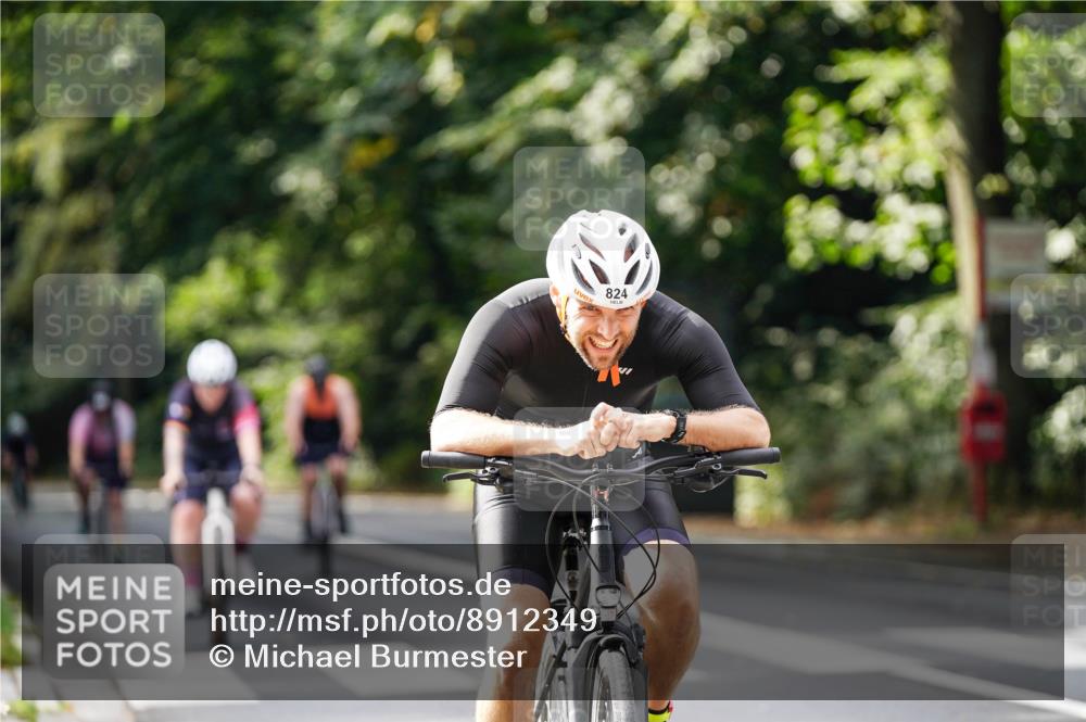 14.09.2025 - Stadtparktriathlon Michael Burmester http://msf.ph/oto/8912349 14.09.2025 11:33:25 Radfahren 824, 839, 946, 962, 980, 1006, 1008, 1067 meine-sportfotos.de