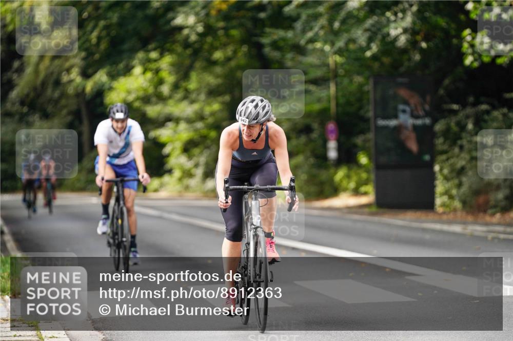 14.09.2025 - Stadtparktriathlon Michael Burmester http://msf.ph/oto/8912363 14.09.2025 11:34:01 Radfahren 911, 942, 1015, 1036 meine-sportfotos.de