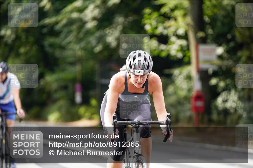 14.09.2025 - Stadtparktriathlon Michael Burmester http://msf.ph/oto/8912365 14.09.2025 11:34:02 Radfahren 911, 942, 1015, 1036 meine-sportfotos.de
