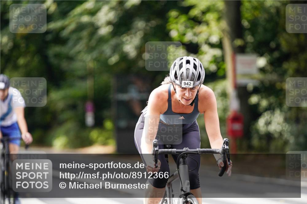 14.09.2025 - Stadtparktriathlon Michael Burmester http://msf.ph/oto/8912366 14.09.2025 11:34:02 Radfahren 911, 942, 1015, 1036 meine-sportfotos.de