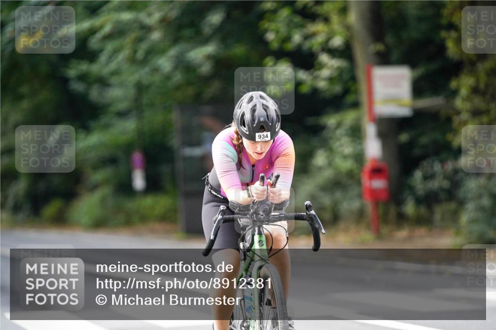 14.09.2025 - Stadtparktriathlon Michael Burmester http://msf.ph/oto/8912381 14.09.2025 11:34:26 Radfahren 902, 926, 934, 935, 969 meine-sportfotos.de