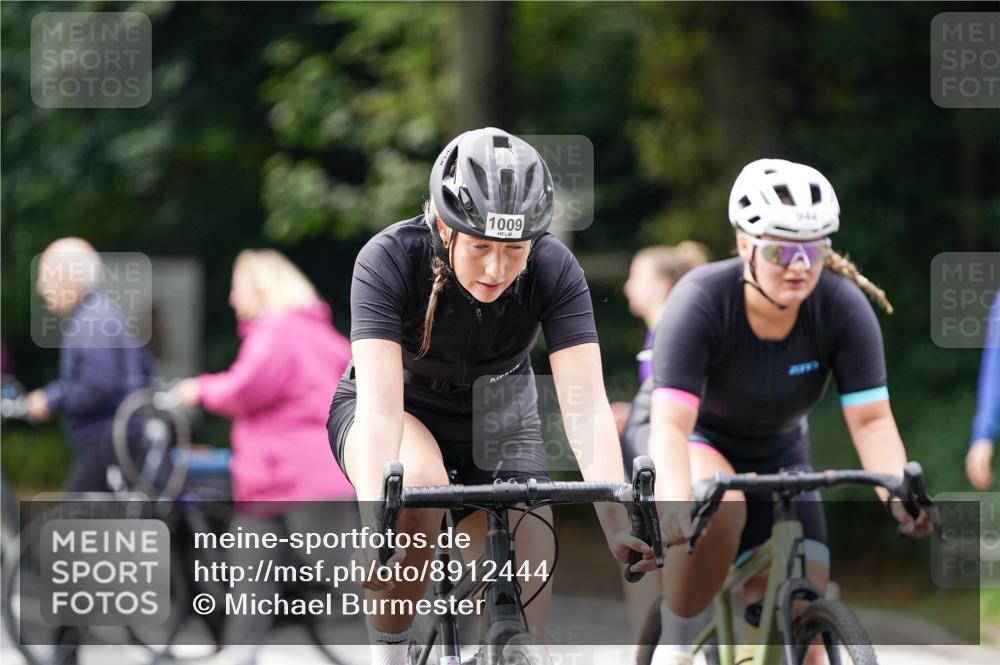 14.09.2025 - Stadtparktriathlon Michael Burmester http://msf.ph/oto/8912444 14.09.2025 11:36:06 Radfahren 925, 944, 1009, 1092, 1113 meine-sportfotos.de