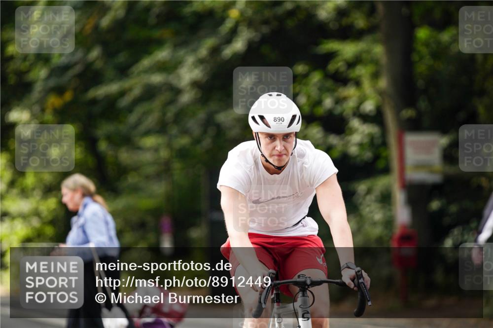 14.09.2025 - Stadtparktriathlon Michael Burmester http://msf.ph/oto/8912449 14.09.2025 11:36:21 Radfahren 890, 1072, 1097 meine-sportfotos.de