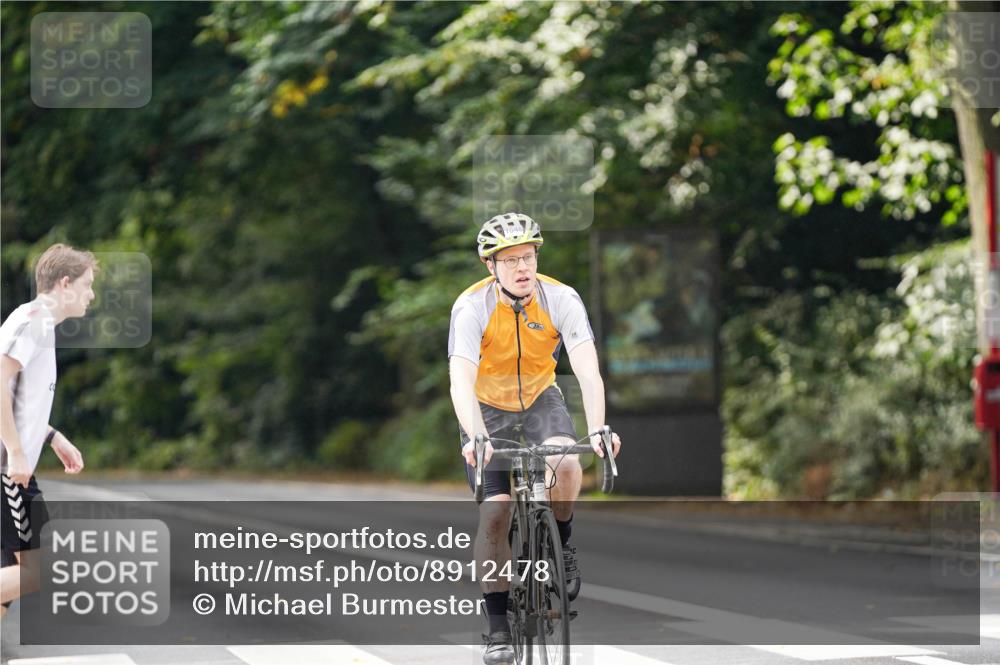 14.09.2025 - Stadtparktriathlon Michael Burmester http://msf.ph/oto/8912478 14.09.2025 11:37:09 Radfahren 975, 1027, 1048 meine-sportfotos.de