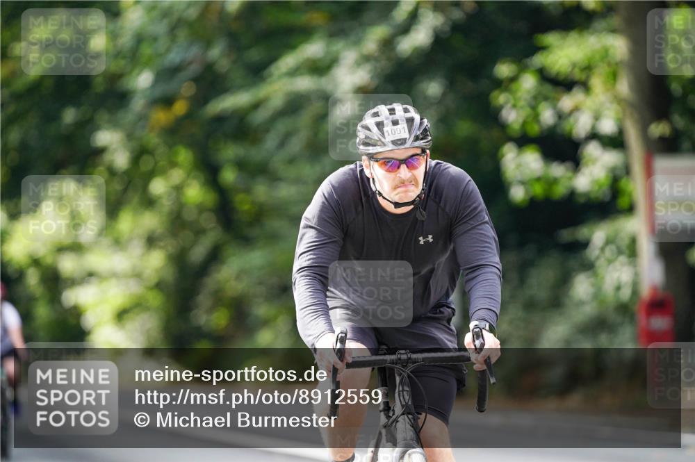 14.09.2025 - Stadtparktriathlon Michael Burmester http://msf.ph/oto/8912559 14.09.2025 11:39:18 Radfahren 927, 960, 1087, 1091 meine-sportfotos.de