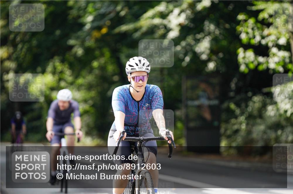 14.09.2025 - Stadtparktriathlon Michael Burmester http://msf.ph/oto/8912603 14.09.2025 11:40:01 Radfahren 822, 929, 945, 957, 1053, 1056, 1060 meine-sportfotos.de