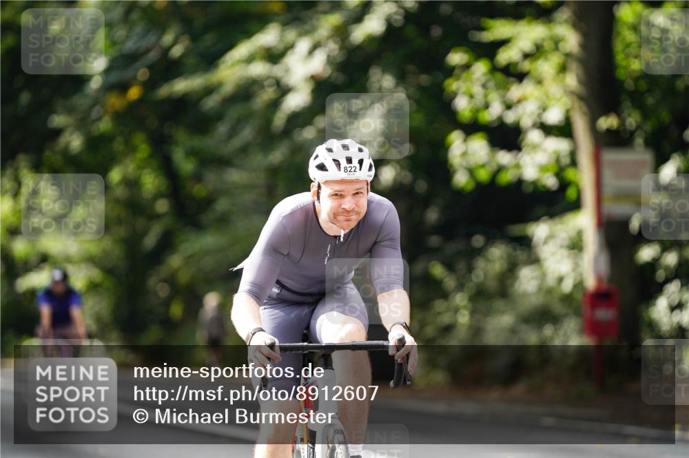 14.09.2025 - Stadtparktriathlon Michael Burmester http://msf.ph/oto/8912607 14.09.2025 11:40:03 Radfahren 822, 945, 1053, 1056, 1060 meine-sportfotos.de