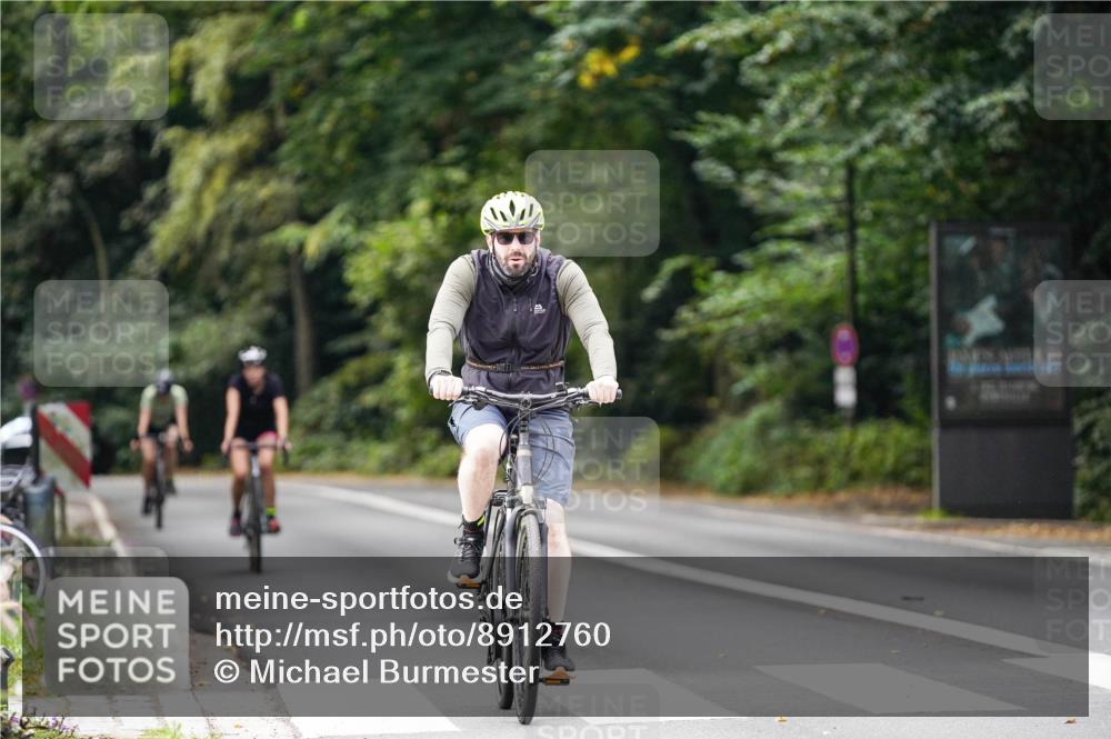 14.09.2025 - Stadtparktriathlon Michael Burmester http://msf.ph/oto/8912760 14.09.2025 11:43:21 Radfahren 946, 961, 985, 1059, 1117 meine-sportfotos.de