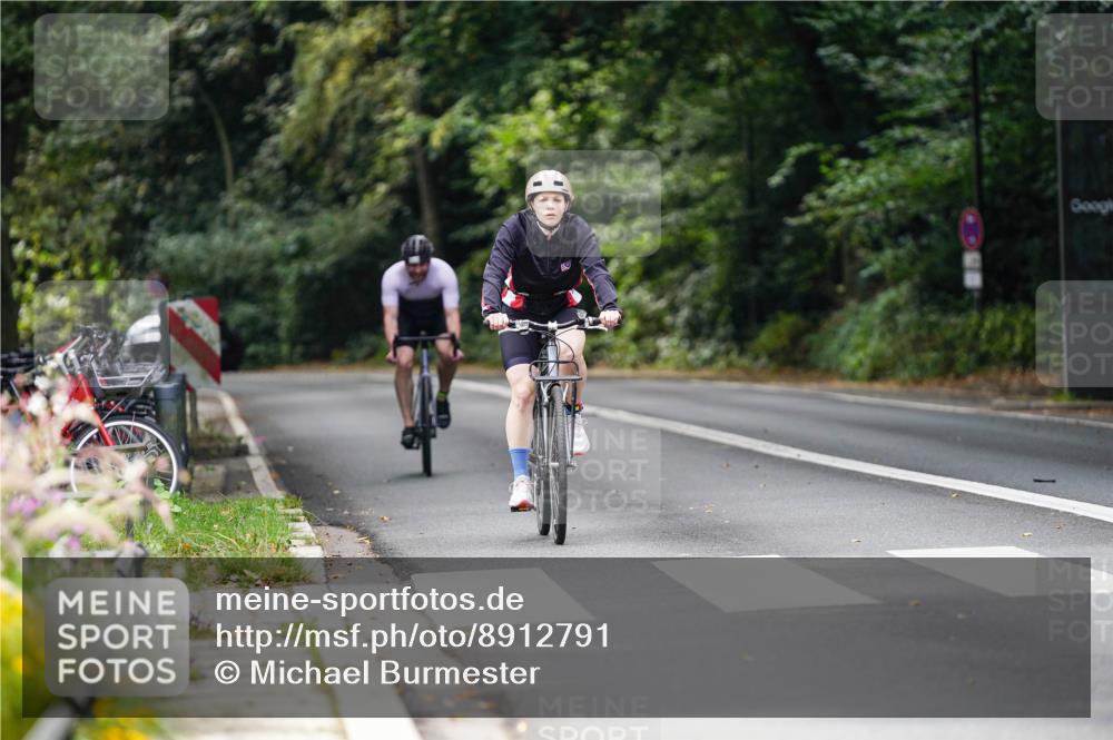 14.09.2025 - Stadtparktriathlon Michael Burmester http://msf.ph/oto/8912791 14.09.2025 11:44:12 Radfahren 925, 996, 1027, 1115 meine-sportfotos.de