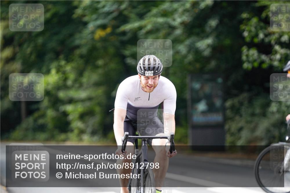 14.09.2025 - Stadtparktriathlon Michael Burmester http://msf.ph/oto/8912798 14.09.2025 11:44:15 Radfahren 925, 996, 1027, 1115 meine-sportfotos.de