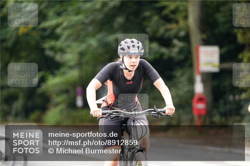 14.09.2025 - Stadtparktriathlon Michael Burmester http://msf.ph/oto/8912859 14.09.2025 11:45:40 Radfahren 963, 975, 981, 1064 meine-sportfotos.de