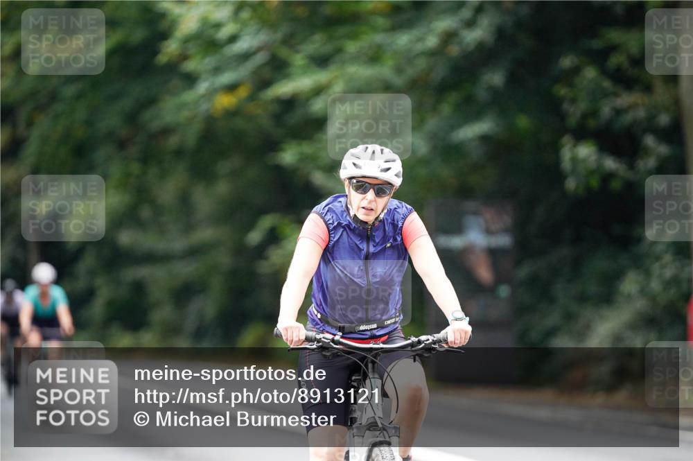 14.09.2025 - Stadtparktriathlon Michael Burmester http://msf.ph/oto/8913121 14.09.2025 11:52:01 Radfahren 947, 1005, 1011, 1115 meine-sportfotos.de