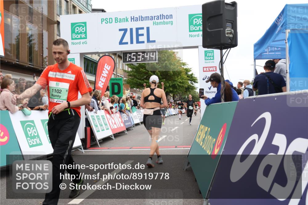 21.09.2025 - PSD Bank Halbmarathon Strokosch-Dieckow http://msf.ph/oto/8919778 21.09.2025 11:53:07 Ziel 1102, 1298, 1647, 2228, 2301, 2305, 2339, 2404, 3967 meine-sportfotos.de