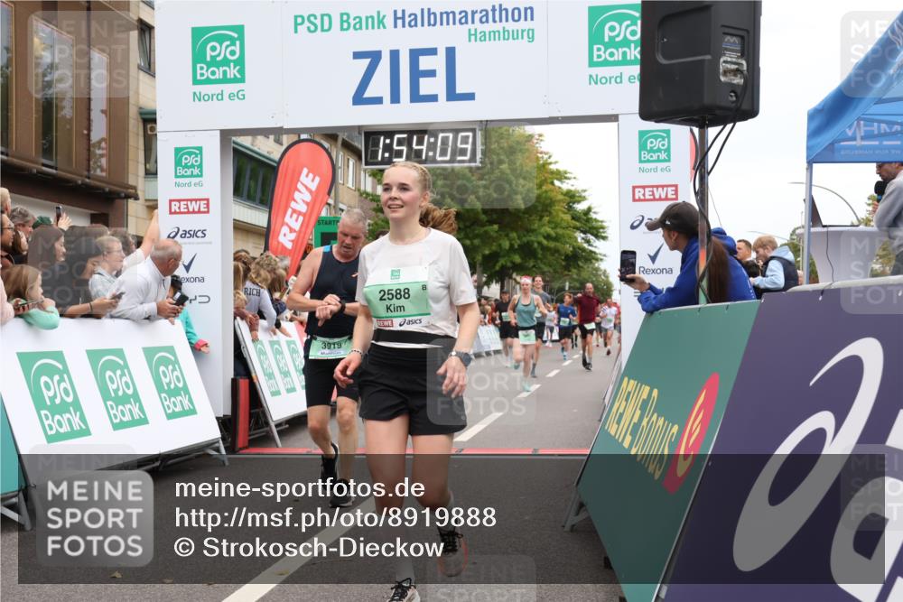 21.09.2025 - PSD Bank Halbmarathon Strokosch-Dieckow http://msf.ph/oto/8919888 21.09.2025 11:53:32 Ziel 1079, 1770, 2588, 2871, 2876, 3919, 4050 meine-sportfotos.de