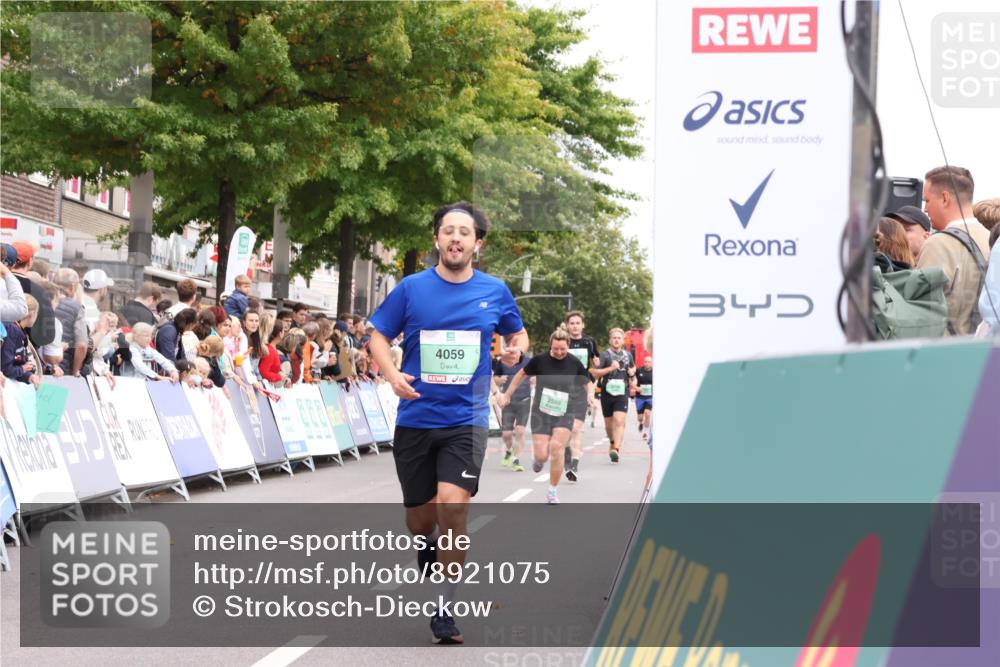 21.09.2025 - PSD Bank Halbmarathon Strokosch-Dieckow http://msf.ph/oto/8921075 21.09.2025 11:57:29 Ziel 2465, 2592, 2598, 3110, 4025, 4059 meine-sportfotos.de