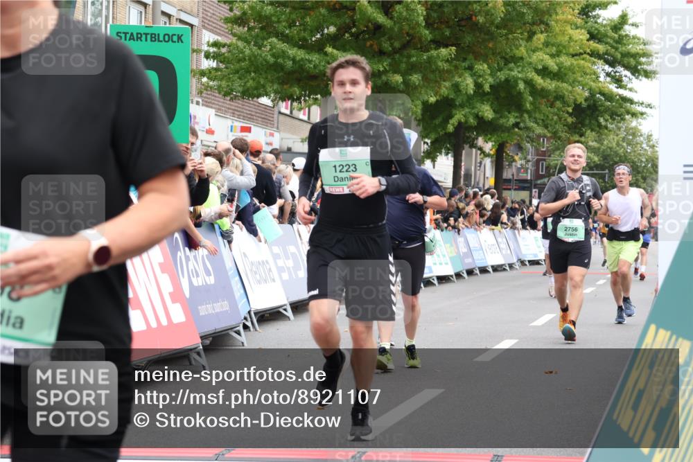 21.09.2025 - PSD Bank Halbmarathon Strokosch-Dieckow http://msf.ph/oto/8921107 21.09.2025 11:57:36 Ziel 1223, 2319, 2592, 2598, 2756, 3945, 4059, 4061 meine-sportfotos.de