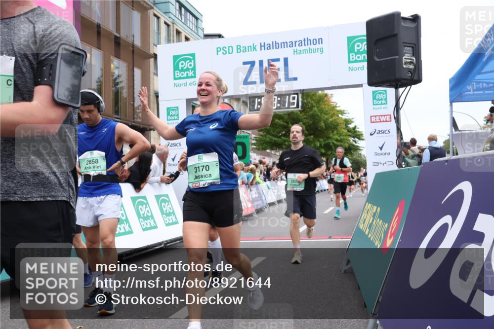 21.09.2025 - PSD Bank Halbmarathon Strokosch-Dieckow http://msf.ph/oto/8921644 21.09.2025 11:58:42 Ziel 1197, 1275, 1276, 1610, 2289, 2324, 2622, 2826, 2832, 2858, 2961, 3032, 3092, 3099, 3170, 3314, 3960, 4044 meine-sportfotos.de