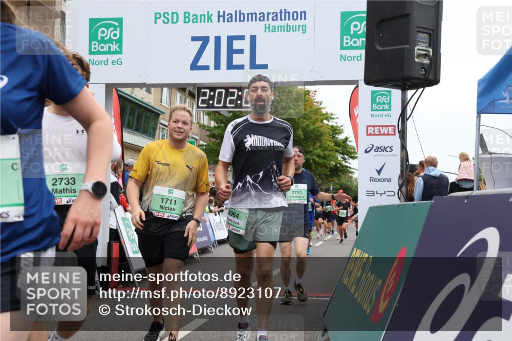 21.09.2025 - PSD Bank Halbmarathon Strokosch-Dieckow http://msf.ph/oto/8923107 21.09.2025 12:01:33 Ziel 1357, 1376, 1711, 1789, 2597, 2686, 2733, 2751, 2943, 2978, 3011, 3053, 3083, 3098, 3186, 3187, 3352, 3951, 3964, 4038 meine-sportfotos.de